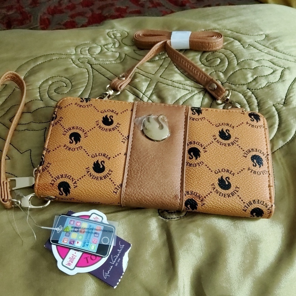 Gloria Vanderbuilt Women's Tan Wallet  Size 4x7.5"